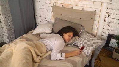Повод, чтобы задуматься: вредно ли класть смартфон под подушку на ночь - ukrainianwall.com - Украина