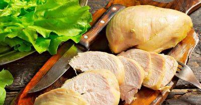 Простой секрет идеальной отварной куриной грудки: мясо будет нежным и сочным - focus.ua - Украина