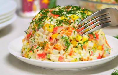 Можно дома съесть, и на работу взять: рецепт сытного салата с мивиной, колбасой, яйцом и соленым огурчиком - hyser.com.ua - Украина