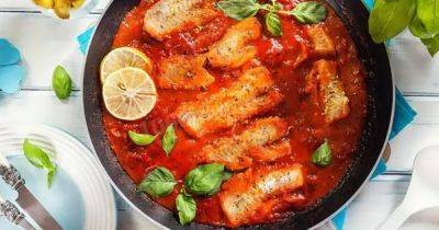Ужин, достойный морских богов: невероятно ароматная рыба в томатном соусе - focus.ua - Украина