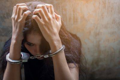Полиция Эйлата отдала под суд двух женщин, позвонивших с жалобами на семейное насилие - news.israelinfo.co.il - Тель-Авив