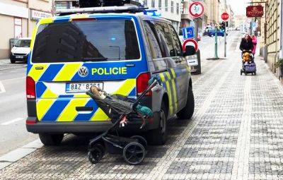 Ребенок в коляске получил серьезную травму на улице в Праге - vinegret.cz - Чехия - Прага