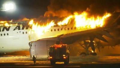 Срочная новость. В аэропорту Токио загорелся самолет, около 400 пассажиров эвакуированы - NHK - ru.euronews.com - Токио - Япония - Токио