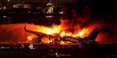 В Токио после приземления в аэропорту загорелся пассажирский самолет. Эвакуировали почти 400 человек — фото - nv.ua - Украина - Токио - Япония - Токио