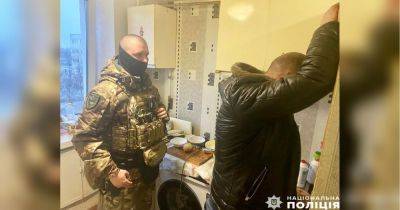 Новогодний экстрим: в Чернигове полицейский спецназ с кувалдой пришел за любителями фейерверков (фото, видео) - fakty.ua - Украина