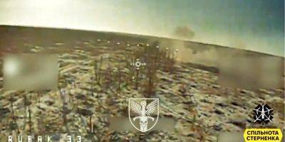 Оккупант от отчаяния пытался сбить дрон, швырнув в него свой автомат. Не помогло — видео - nv.ua - Украина