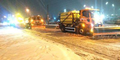 Снегопад в Киеве: киевляне жалуются на гололед, в КГГА заявили, что вывели на дороги 320 единиц техники - nv.ua - Украина - Киев - район Оболонский