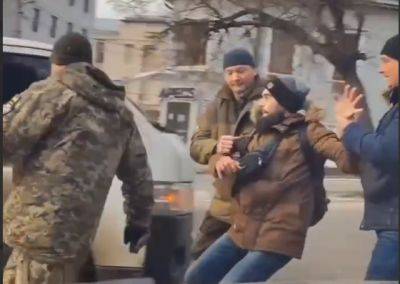 Насильно затащили парня в бус в Харькове: в ТЦК разбираются, их ли сотрудники - objectiv.tv - Харьков
