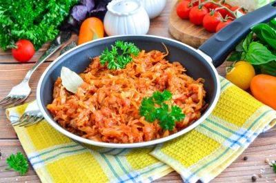Бюджетно, сытно и очень вкусно: рецепт быстрой тушеной капусты с томатной пастой и морковью - hyser.com.ua - Украина