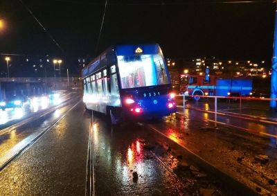 Трамвай сошел с рельсов в Праге - vinegret.cz - Чехия - Прага