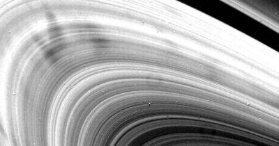 Спицы как в колесе. Телескоп Хаббл заметил нечто странное в кольцах Сатурна (фото) - focus.ua - Украина