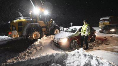 Около 1000 автомобилей попали в снежную ловушку на юге Швеции - ru.euronews.com - Швеция