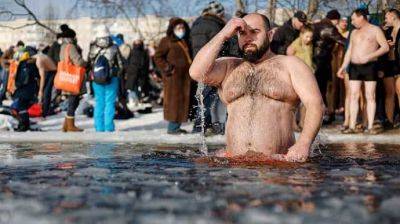 Зарядка, удобная обувь и сухая одежда – МВД обнародовало правила во время купания на Крещение - pravda.com.ua - Украина