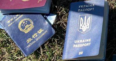 Мэтт Гетц - Джо Байден - Алехандро Майоркас - Украинские паспорта на границе США: конгрессмен показал поддельные документы, — источник (фото) - focus.ua - Китай - США - Украина - Мексика - Украинские