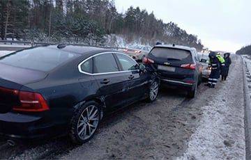 На трассе М1 столкнулись сразу шесть автомобилей - charter97.org - Белоруссия - Минск