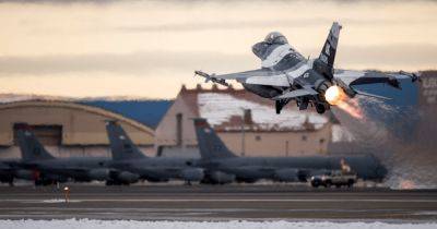 Владимир Зеленский - Не выполнены условия: Дания на несколько месяцев откладывает передачу Украине F-16, — СМИ - focus.ua - США - Украина - Дания - Голландия