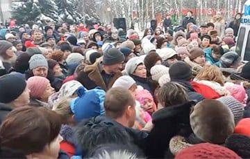 Россияне в Курске устроили массовую драку за бесплатные конфеты - charter97.org - Россия - Белоруссия - Курск - Россияне