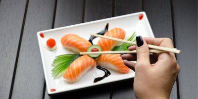 Есть группы риска. Кому нельзя кушать суши и приносят ли они пользу здоровью - nv.ua - США - Украина