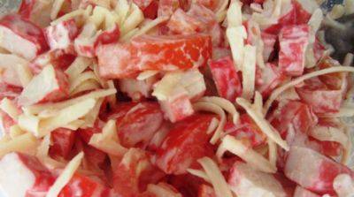 Его можно кушать даже после шести: рецепт салата с крабовыми палочками, сыром и помидорами - hyser.com.ua - Украина
