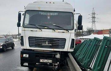 На МКАД грузовик снес несколько десятков метров разделительного ограждения - charter97.org - Белоруссия