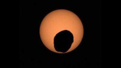 Фобос и Солнце: Perseverance показал, как выглядит затмение на Марсе - universemagazine.com