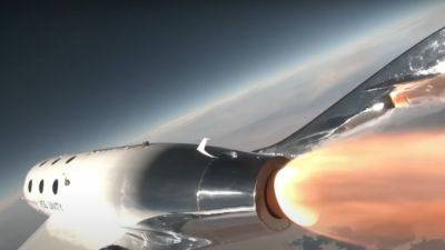 Прямо на лету: космический корабль Virgin Galactic начал “рассыпаться” в воздухе - life.fakty.com.ua - США