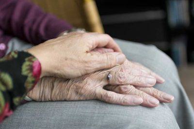 92-летний пенсионер воссоединился с возлюбленной после длительной разлуки – трогательное видео - cursorinfo.co.il - Англия