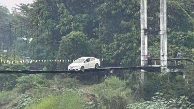 denis19 - В Таиланде водитель доверился навигатору и заехал на машине на пешеходный подвесной мост - habr.com - Таиланд