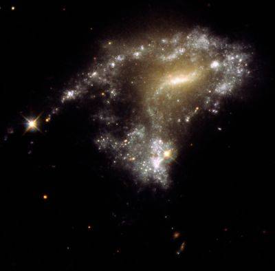 Космические жемчужины: Hubble сфотографировал скопления молодых звезд - universemagazine.com