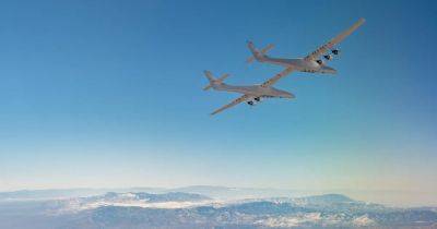 Имеет 117-метровый размах крыльев: самый большой в мире самолет совершил исторический полет (видео) - telegraf.com.ua - Microsoft