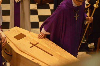 Священник заметил странную деталь на похоронах и отменил их - cursorinfo.co.il - Англия - Рим - Латвия - Великобритания