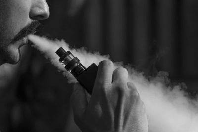 Фанат электронных сигарет предупредил курильщиков о серьезной опасности - cursorinfo.co.il - Англия