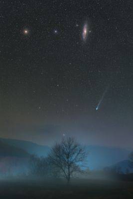Небесные соседи: комета Понса-Брукса и галактика Андромеды попали на фото - universemagazine.com - Словакия