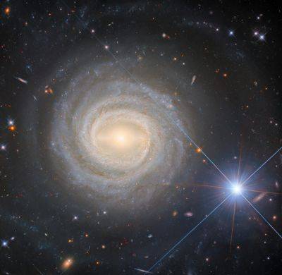 Обманчивое соседство: Hubble сфотографировал далекую галактику и близкую звезду - universemagazine.com
