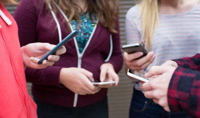 AnnieBronson - Британские власти рассматривают возможность запрета на продажу телефонов детям моложе 16 лет - habr.com - Англия