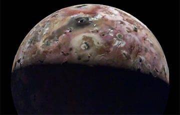 Аппарат NASA Juno показал спутник Юпитера Ио, покрытый вулканами - charter97.org
