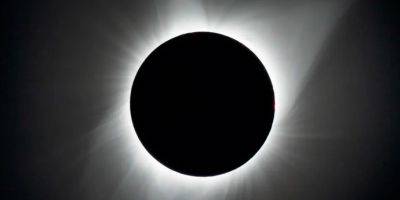 «Плоскоземельщики» уверяют, что нужно посмотреть на Солнце во время затмения: «Откроется истина» - tech.onliner.by - США - Белоруссия - Мексика - Канада