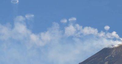 Вулкан на Сицилии "курит трубку", выпуская в небо кольца дыма: опасны ли они для людей (видео) - focus.ua - Италия - Австралия
