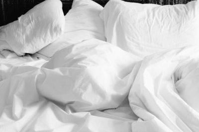 Девушка проснулась ночью и увидела возле кровати "гостя" – фото - cursorinfo.co.il
