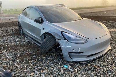 Илон Маск - Автомобиль Tesla не смог распознать поезд в тумане в режиме "самоуправляемого вождения" чем вызвал аварию, однако без пострадавших - gagadget.com