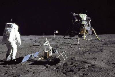 Нил Армстронг - Компьютерная игра Lunar Lander 1969 года с текстовым выводом получила патч от программиста-пенсионера - itc.ua