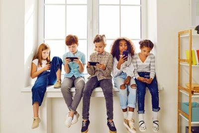 TravisMacrif - C 2025 года учащимся школ Лос-Анджелеса запретят пользоваться мобильными телефонами во время обучения - habr.com - Лос-Анджелес - шт.Флорида - шт. Нью-Йорк
