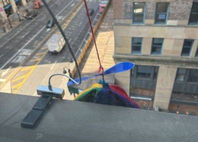 maybeelf - Инженер с помощью ИИ автоматически сбрасывает панамы из окна на головы жителям Нью-Йорка - habr.com - Нью-Йорк