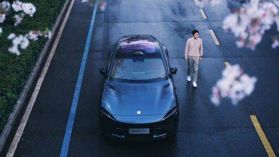Лэй Цзюнь - Porsche - daniilshat - Генеральный директор Xiaomi показал живые фотографии кроссовера YU7, а на полигоне компании заметили новый внедорожник - habr.com - Китай
