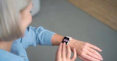 Еще один прорыв: Apple запатентовала складывающийся Apple Watch - obozrevatel.com - США