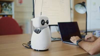 daniilshat - Hugging Face открыла предзаказы на Reachy Mini — опенсорс-робота с нейросетями на борту - habr.com