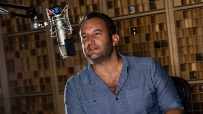 Скарлетт Йоханссон - TravisMacrif - Ведущий NPR подал в суд на Google из-за использования его голоса в NotebookLM без согласия - habr.com