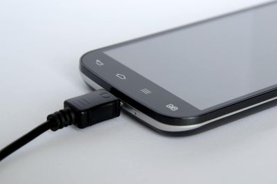 Почему нельзя оставлять смартфон в розетке до самого утра - cursorinfo.co.il